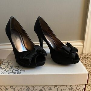 Lulu Townend Black Bow tie Heels 8.5